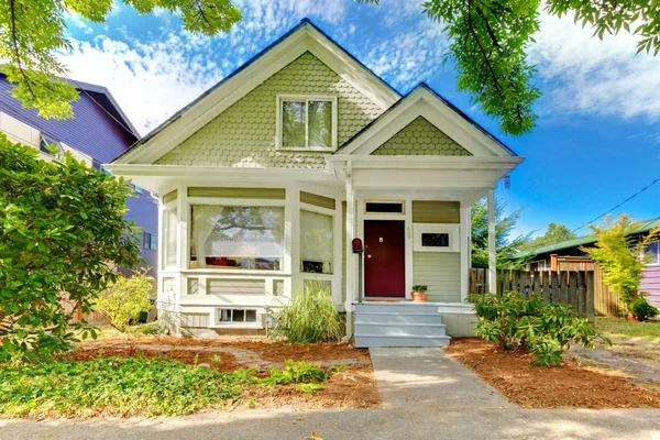 Маленький симпатичный сумасшедший американский дом зеленого и белого цвета . — стоковое фото