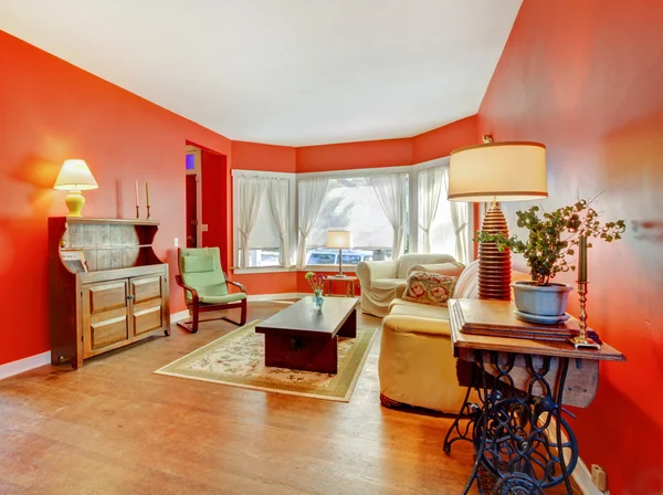 Großes rotes Wohnzimmer mit Hartholz und antiken Möbeln. — Stockfoto