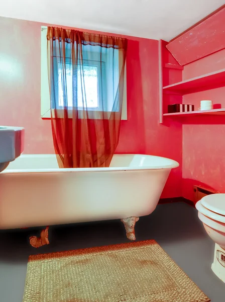 Baño rojo rosa con bañera blanca y cortina . —  Fotos de Stock