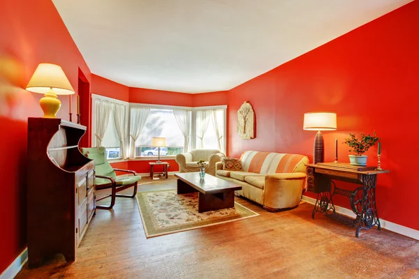 Ampio soggiorno rosso con legno massello e mobili antichi . — Foto Stock