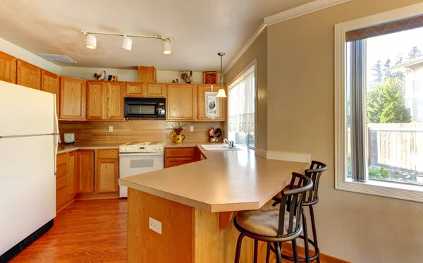 Eenvoudige standart Amerikaanse hout keuken met hardhouten vloer. — Stockfoto