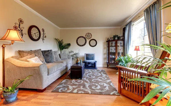 Elegante soggiorno beige con piccolo televisore blu e vecchio . — Foto Stock