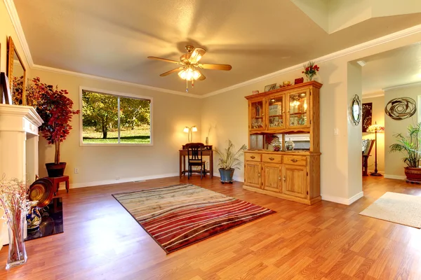 Grote woonkamer met hardhouten vloeren en beige muren. — Stockfoto