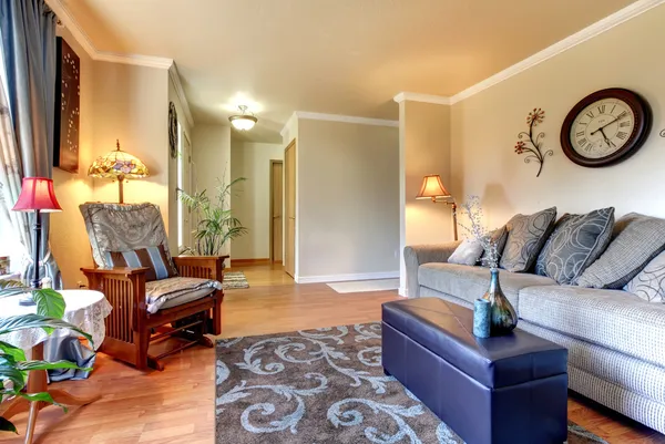 Diseño clásico elegante y simple del interior de la sala de estar . —  Fotos de Stock