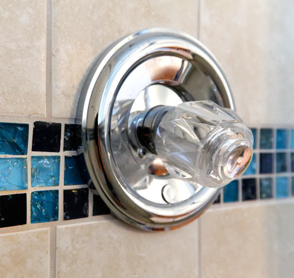 Nowy uchwyt prysznic z ścianie płytki w beżu i niebieski. — Zdjęcie stockowe