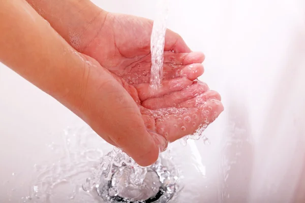 Garçon se laver les mains — Photo