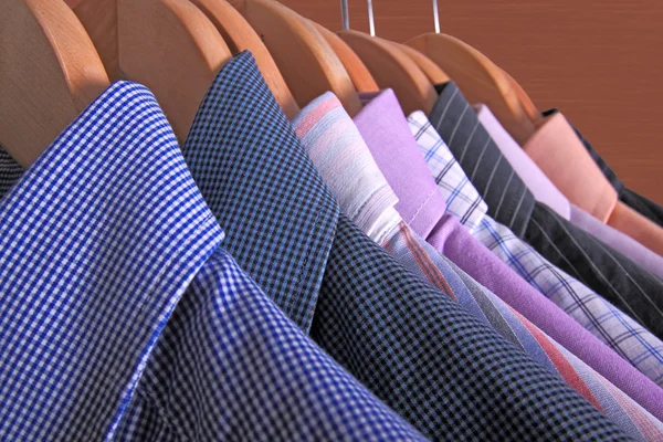 Hemden auf Kleiderbügeln — Stockfoto