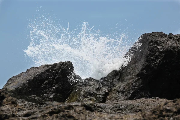 Splash πέρα από τους βράχους — Φωτογραφία Αρχείου