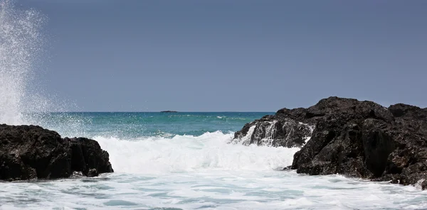 Rocas del océano y cielo — Foto de Stock