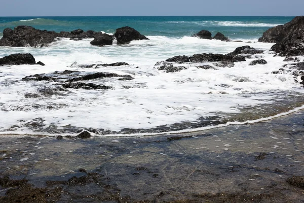 Onda oceânica sobre rochas — Fotografia de Stock