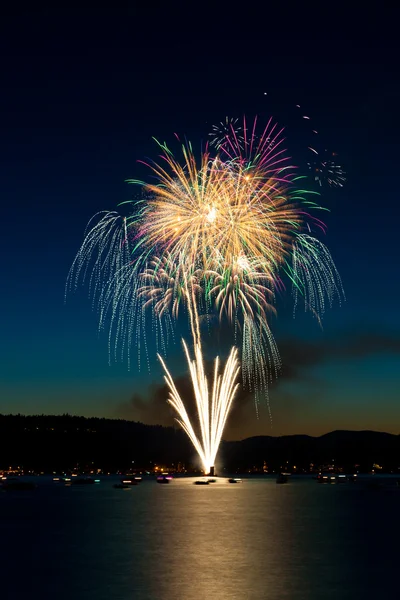 湖の上の花火 — ストック写真