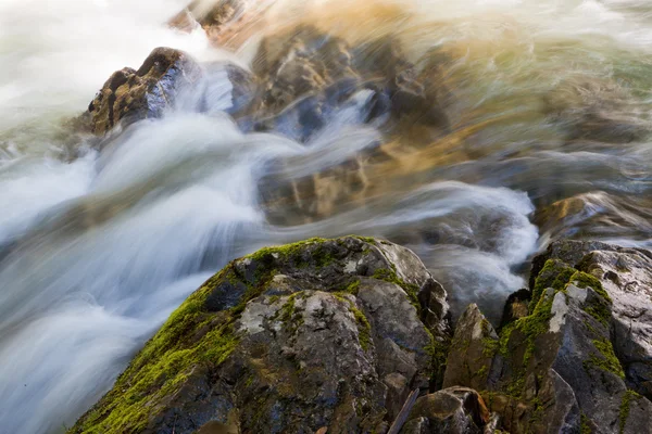Pedras em água em movimento rápido — Fotografia de Stock