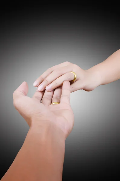 Toucher deux mains pour l'amour concept . — Photo