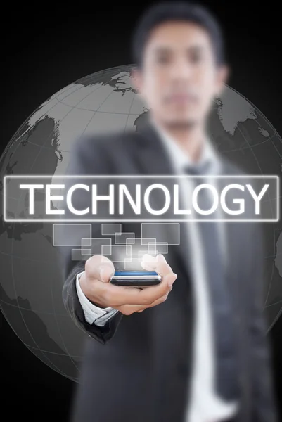 Empresario sosteniendo la palabra Tecnología en la pizarra . —  Fotos de Stock