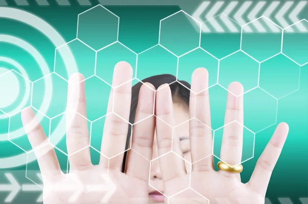 Geschäftsfrau drückt digitale Taste auf Touchscreen-Oberfläche. — Stockfoto