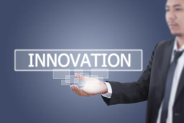 Podnikatel drží slovo inovace v programu Tabule. — Stock fotografie