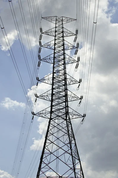 Yüksek voltajlı elektrik direği — Stok fotoğraf