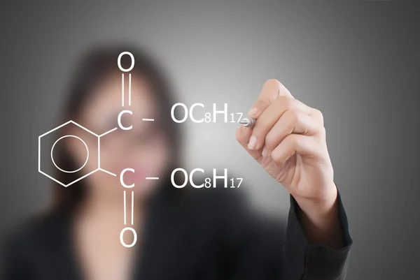 Professor asiático senhora escrever fórmula científica no quadro branco — Fotografia de Stock