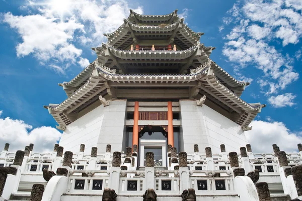 Chinese tempel met de blauwe hemel — Stockfoto