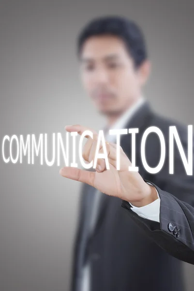 Empresario asiático empujando la palabra comunicación en una interfaz de pantalla táctil — Stok fotoğraf