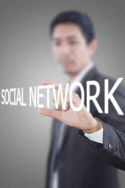 Aziatische zakenman duwen sociaal netwerk woord op een touch-screen interface — Stockfoto