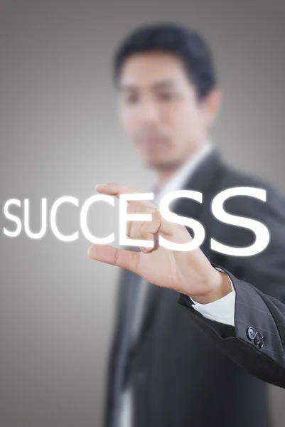Hombre de negocios asiático empujando palabra de éxito en una interfaz de pantalla táctil — Foto de Stock