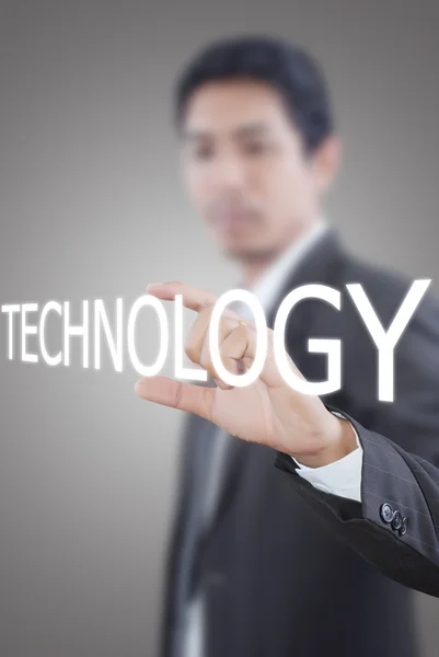Asiatischer Geschäftsmann drückt Technologie-Wort auf Touchscreen-Schnittstelle — Stockfoto
