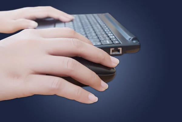 Hand duwen laptop toetsenbord. — Stockfoto