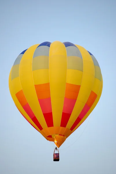 Heißluftballon am Himmel. — Stockfoto