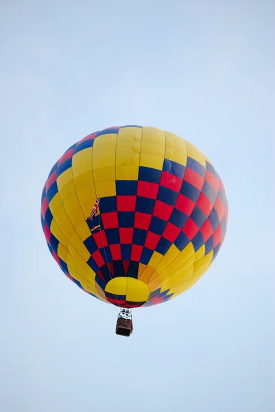 Horkovzdušný balón na obloze. — Stock fotografie