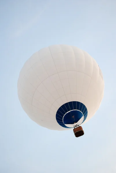 Sıcak hava balonu gökyüzüne. — Stok fotoğraf