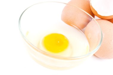 taze yumurta beyaz zemin üzerine izole.