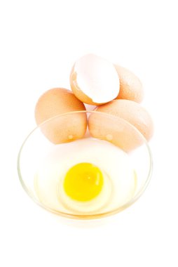 taze yumurta beyaz zemin üzerine izole.