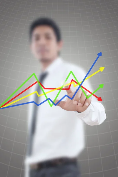 Homem de negócios empurrando gráfico de finanças para o mercado de ações de comércio no quadro branco — Fotografia de Stock