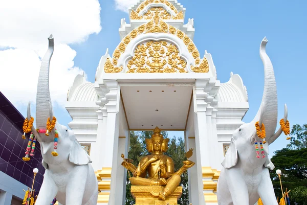 Thailändische Buddhastatue im Tempel. — Stockfoto