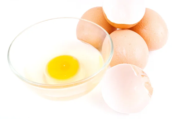 Frische Eier isoliert auf weißem Hintergrund. — Stockfoto