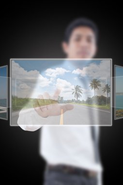 Asyalı adam beyaz tahta üzerinde düğmeye basmak.