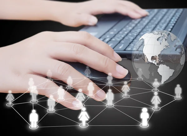 Hand trycka laptop mus med sociala nätverk — Stockfoto