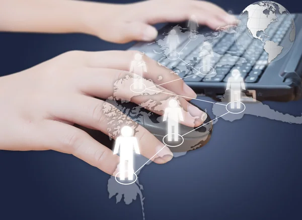 Mão empurrando mouse laptop com rede social — Fotografia de Stock