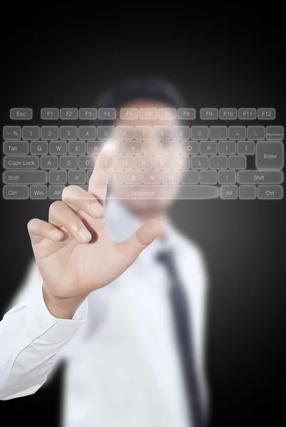 Asiático empresário empurrando teclado no quadro branco — Fotografia de Stock