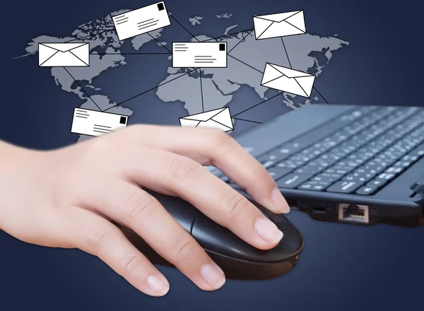 Hand laptop toetsenbord met mail sociaal netwerk duwen — Stockfoto