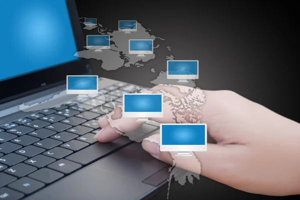 Mão empurrando mouse laptop com rede social — Fotografia de Stock