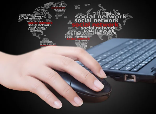 Hand schiebt Laptop-Maus mit sozialem Netzwerk — Stockfoto