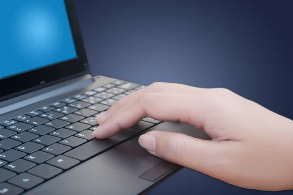 Hand trycka laptop tangentbord — Stockfoto