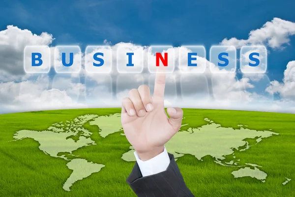 Mano de negocios empujando palabra de negocios en el campo del cielo azul — Foto de Stock