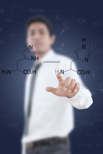 Professor asiático pressionando fórmula científica no quadro branco — Fotografia de Stock