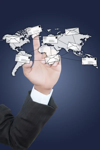 Hand duwen mail voor sociaal netwerk. — Stockfoto