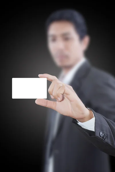 Empresário asiático empurrando cartão de nome branco — Fotografia de Stock