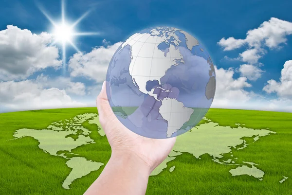 Hand trycka globe på fältet blå himmel — Stockfoto