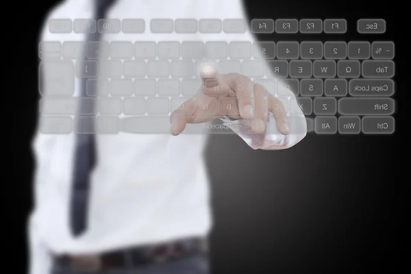 Азиатский бизнесмен толкает клавиатуру на белую доску . — стоковое фото